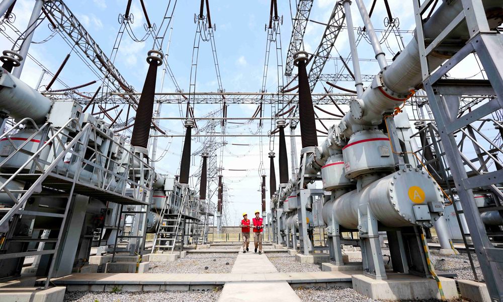 近日，國家電網天津高壓公司員工在500千伏南蔡變電站開展迎峰度夏設備特巡。