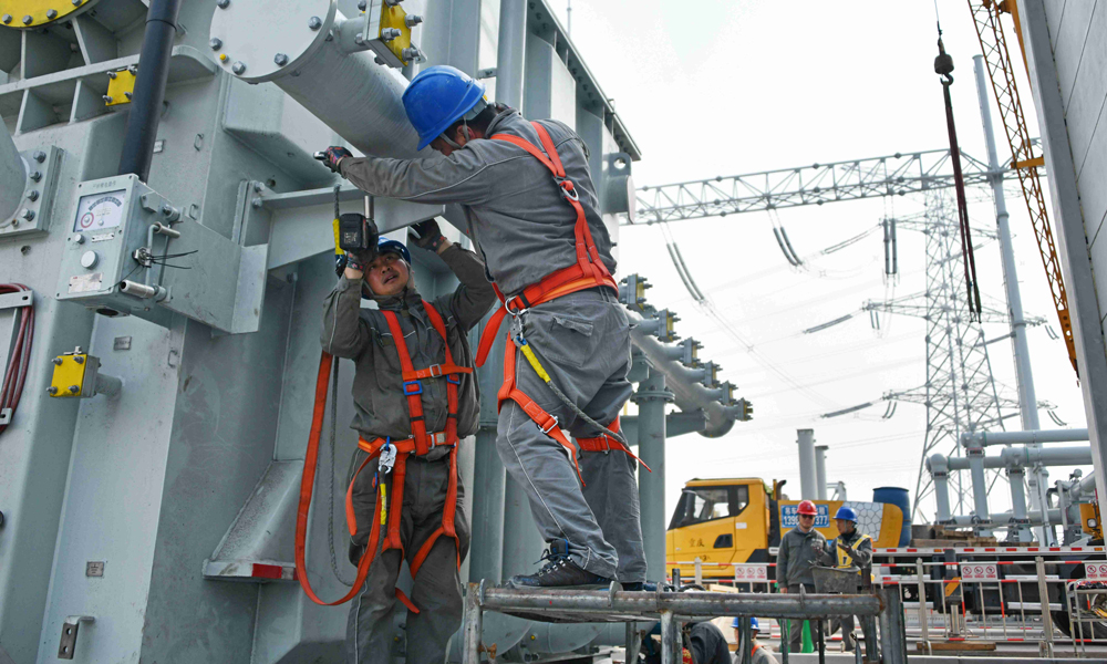 近日，國家電網重慶送變電公司員工在永川500千伏輸變電工程現場進行主變壓器安裝工作，保障迎峰度夏期間電力可靠供應。