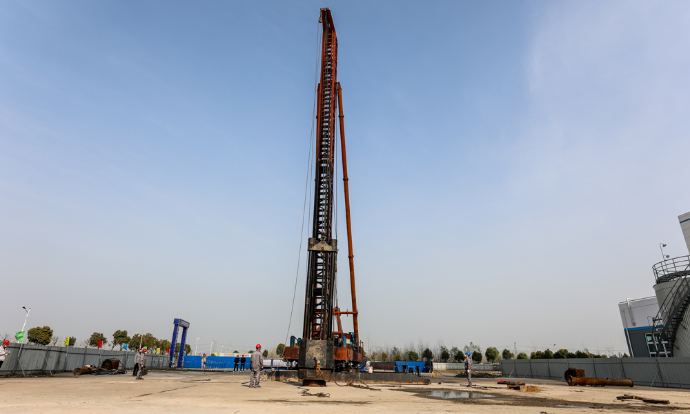 國家能源集團江蘇泰州電廠擁有4臺百萬千瓦超超臨界燃煤發電機組，CCUS項目以4號機組煙氣為原料，開展二氧化碳捕集、利用、封存技術研究。項目完全由我國自主設計、制造、安裝，實現了裝備100%國產化，各項指標均處于行業領先水平。圖為2022年3月22日拍攝的國家能源集團江蘇泰州電廠CCUS項目開工現場。顧煒 攝