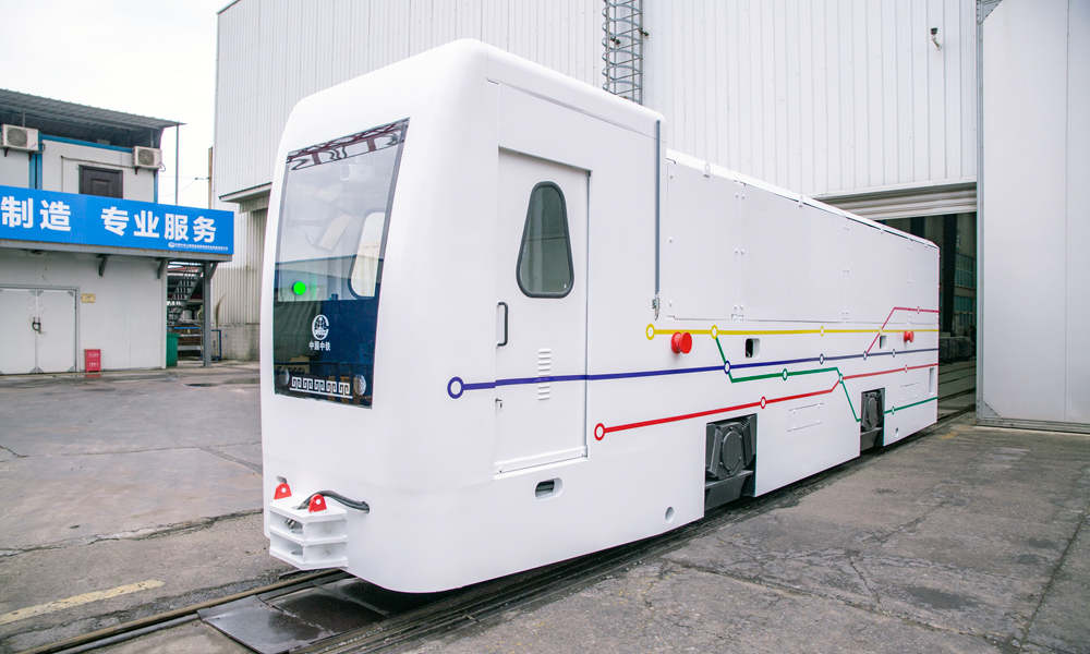 智能化機車編組是一款可實現智能輔助駕駛的機車新產品。工程師運用5G通訊、Wifi、激光雷達、光學識別等先進技術，為水平編組列車裝上了“千里眼”，能夠實現多模融合無線數據傳輸及精準定位、可視化云邊端協同運維綜合管理、主動安全避障等諸多智能化功能，為隧道智慧建造提供智能運輸解決方案。