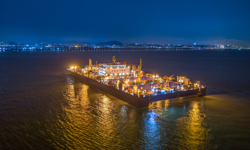 6月11日，廣東省交通集團在建的國家重大工程——深中通道海底隧道最終接頭順利推出，貫通測量結果表明，實現了與東側E24管節精準對接。從2018年4月海底隧道沉管鋼殼試驗段開工，歷時5年多，這座“海底長城”終于合龍。深中通道沉管隧道最終接頭正在進行水下對接。李一 攝 