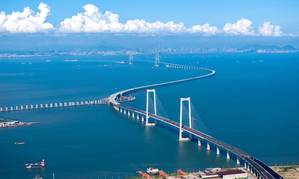 深中通道地處粵港澳大灣區核心區域，是國家重大工程、粵港澳大灣區核心樞紐工程。項目橫跨珠江口東西兩岸，聯通深圳、廣州、中山三地，是集“橋、島、隧、水下互通”于一體、當前世界上建設難度最高的跨海集群工程。圖為深中通道全線航拍。蘇振飛 攝