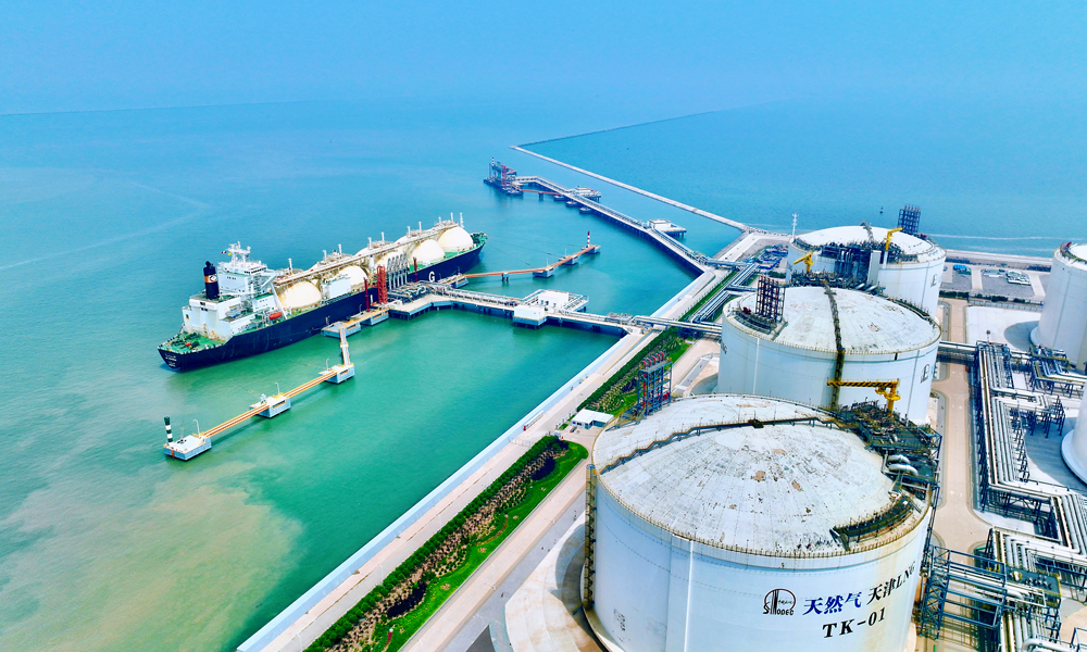近日，“愛可”號LNG運輸船靠泊中國石化天然氣分公司天津LNG接收站。