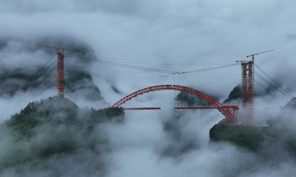 該項(xiàng)目建成后，鶴峰至恩施、宜昌、張家界行車時(shí)間將縮短至1.5小時(shí)，形成一個(gè)以鶴峰為中心的1.5小時(shí)城市圈，將有效解決鄂西南快速出口通道問(wèn)題。圖為近日拍攝的溇水河特大橋。楊順丕 攝