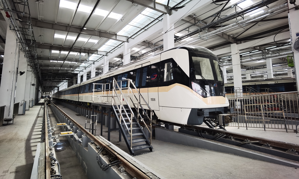 蘇州軌道交通11號線全長41.25公里，設站28座，西起蘇州工業園區唯亭站，與蘇州軌道交通3號線換乘，3號線未來將繼續西延，與無錫地鐵3號線銜接；東至昆山花橋站，與上海軌道交通11號線換乘。采用6節編組B型列車，設計速度100公里/小時，全程運營時間約57分鐘。圖為朝陽車輛段運用庫。