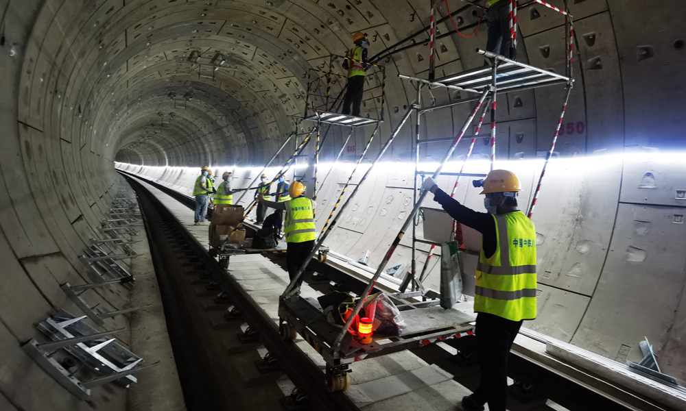 項目建設中，中國中鐵參建單位合理優化施工工序，充分采用BIM技術，實現預制工廠化、施工裝配化、管理信息化、運維智慧化，攻克多重難題，為蘇州軌道交通隧道盾構施工技術的創新與突破積累了寶貴經驗。圖為蘇州軌道交通11號線信號系統區間漏纜敷設。