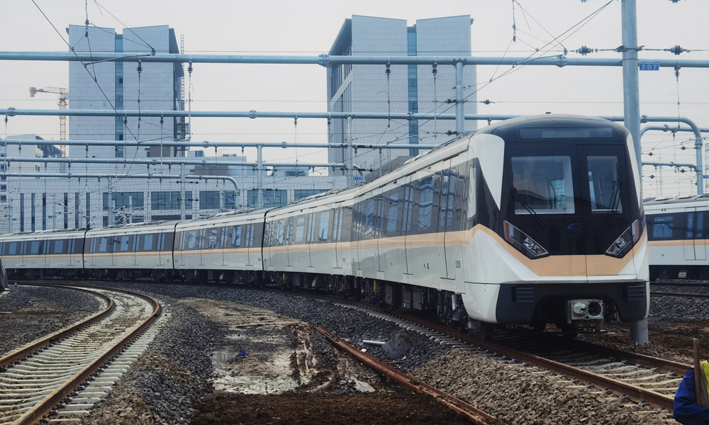 作為長三角一體化基礎設施互聯互通的示范工程，蘇州市軌道交通11號線與上海軌道交通網跨省域“無縫對接”，對推動滬蘇同城化發展，增強蘇州、昆山中心城區的輻射能力，引導城市空間布局優化，引領新型城鎮化建設，促進交通、產業、空間一體化布局，實現長三角城市群的協同發展，有著極其重要的示范意義。圖為蘇州軌道交通11號線車輛進場。