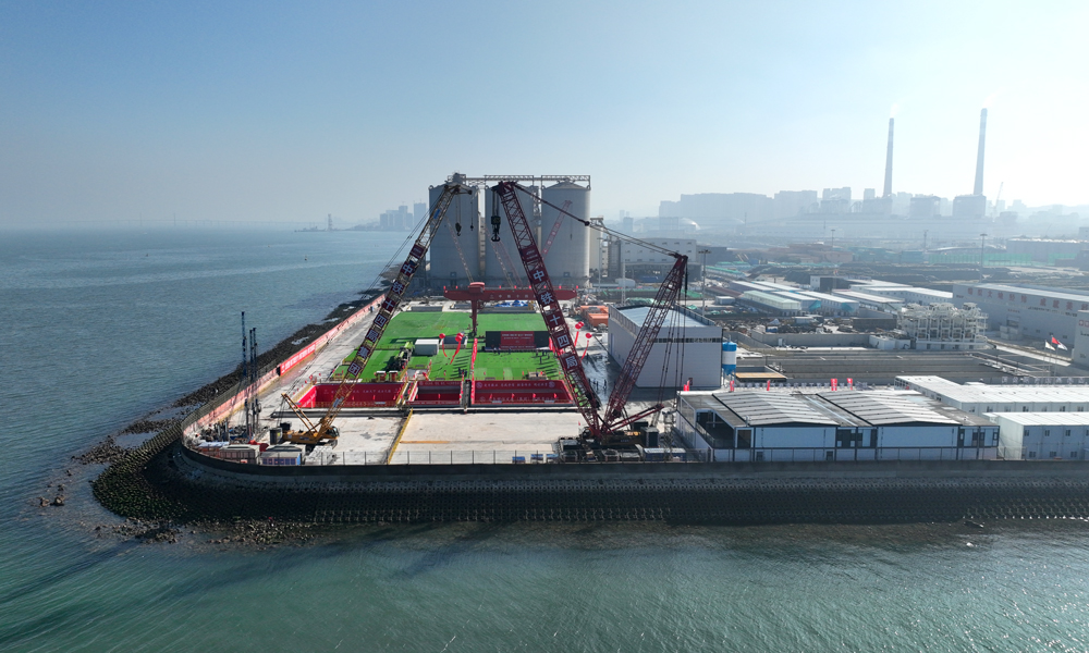 膠州灣第二海底隧道地質復雜，穿越多處破碎帶和上軟下硬地層，隧道將長距離在硬巖掘進，最大水壓達到0.96兆帕，盾構機將在海中接收及洞內拆解。根據地質條件與建設環境的不同，設計采用鉆爆、盾構組合工法穿越膠州灣。圖為始發儀式現場。