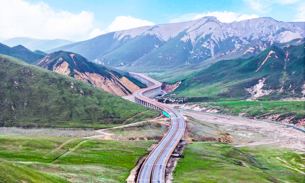 青海扁門高速公路（峨堡至盤坡段）位于青海省海北藏族自治州境內，路線全長50.04千米，設計時速100千米，采用雙向四車道高速公路標準設計建設。項目地處平均海拔3600多米的雪域高原，該區域橫穿山川、峽谷、草原等多種地質地貌，高原凍土施工、生態環境保護等是施工的重難點。中鐵五局承建標段全長約32千米，施工內容包括隧道、交安、綠化、房建，以及22座總長13.31千米的橋梁等。圖為青海扁門高速公路（峨堡至盤坡段）。