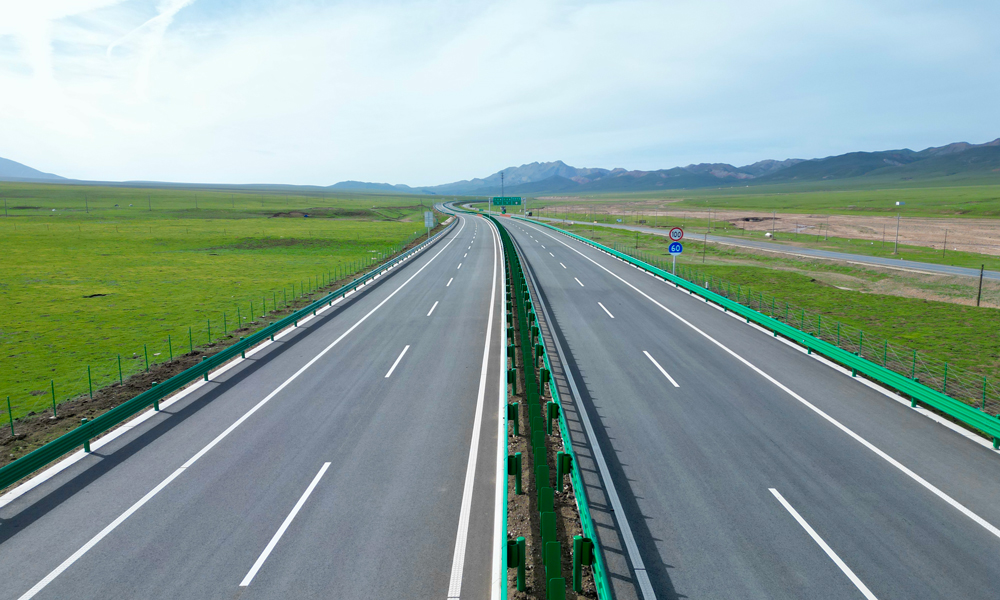 建設過程中，中鐵五局超前規劃，科學組織，打造房建BIM技術4D管理運用、標線智能化設備系統、毫米級GPS攤鋪控制系統、壓路機信息化系統等數字化智能管控系統，推進項目高效優質建設。圖為青海扁門高速公路。