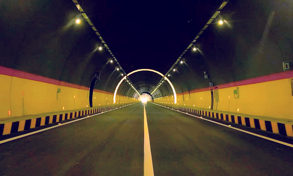 據了解，扁門高速是國家高速公路網中G0611張掖至汶川公路段中的一段，也是青海省高速公路網“三縱、四橫、十連線”的“一縱”扁都口至賽爾龍高速公路首段，是青海省重要的出省大通道。項目建設對推動“一帶一路”倡議、深入實施國家西部大開發戰略、完善國家和青海省高速公路網、促進沿線資源開發和經濟社會發展、促進沿線區域旅游發展具有非常重要的意義。圖為青海扁門高速公路（峨堡至盤坡段）景陽嶺隧道。