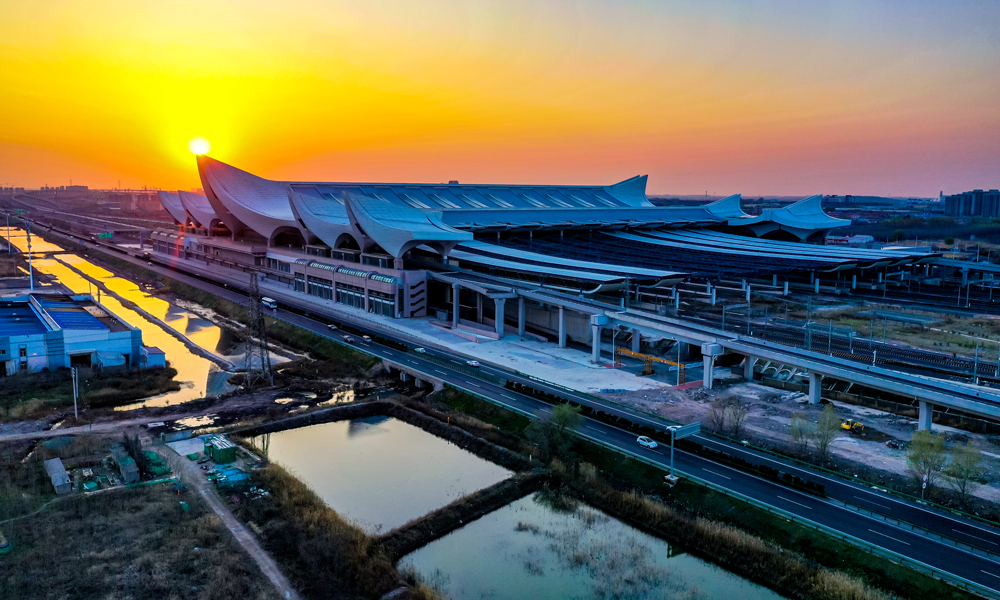 7月1日，由中國建筑旗下中建八局承建、中建安裝參建的全國首個海景高鐵站房——濟青高鐵紅島站正式辦理客運業務，標志著紅島站正式啟用。