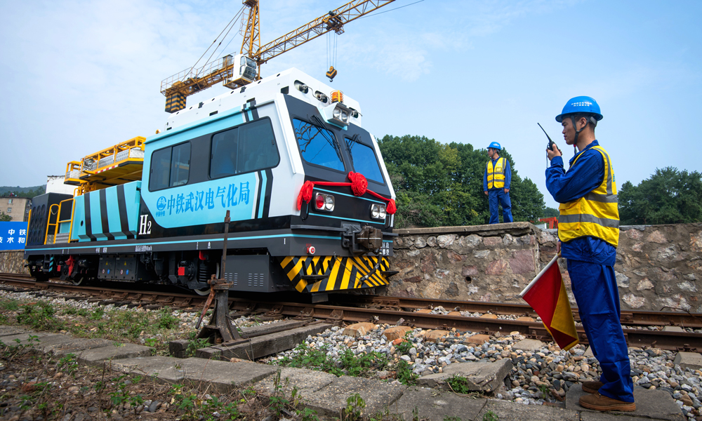 7月18日，中國(guó)中鐵旗下中鐵武漢電氣化局研發(fā)的國(guó)內(nèi)首臺(tái)氫能源地鐵施工作業(yè)車在湖北襄陽(yáng)下線。該作業(yè)車長(zhǎng)11.4米、寬2.56米、高3.58米，整備質(zhì)量27噸，最大載重3噸，采用氫燃料電池與鋰電池混合動(dòng)力系統(tǒng)提供牽引動(dòng)力，最大功率220千瓦，設(shè)計(jì)時(shí)速80公里。該施工作業(yè)車具有容量50公斤的儲(chǔ)供氫系統(tǒng)，加注30分鐘氫氣即可實(shí)現(xiàn)單機(jī)連續(xù)運(yùn)行32小時(shí)。