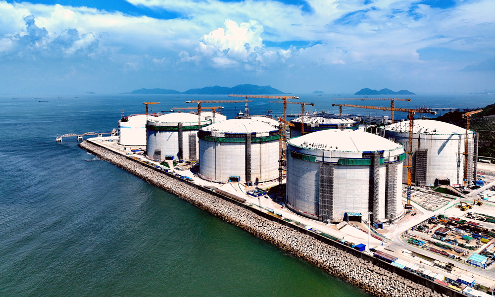 近日，中國海油金灣“綠能港”二期項目5座全球單罐容量最大的27萬立方米LNG（液化天然氣）儲罐完成穹頂澆筑作業，實現主體結構完工，向項目投產運營邁出關鍵一步，將為推動能源綠色低碳轉型、助力粵港澳大灣區高質量發展作出貢獻。