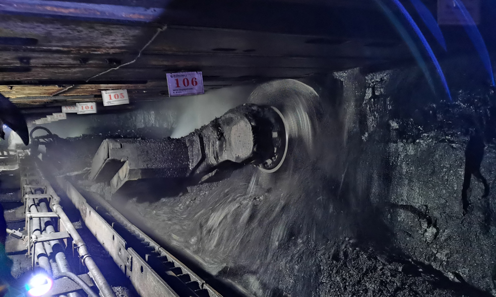 近日，中國煤炭科工研制的薄煤層采煤機(jī)在工作面現(xiàn)場高效生產(chǎn)。