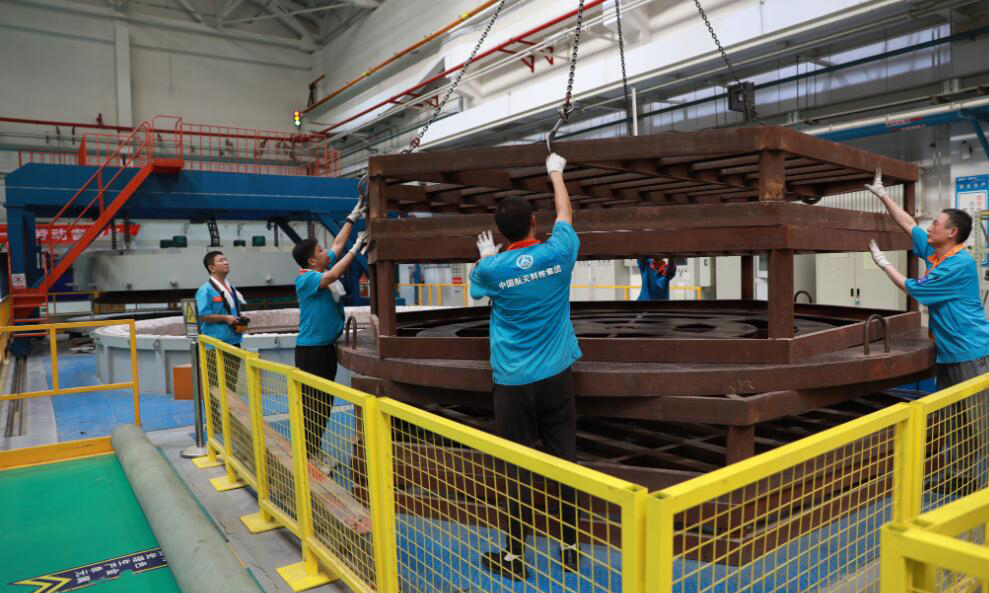 近日，航天科技一線工作人員全力以赴趕進(jìn)度，保障科研生產(chǎn)。圖為航天科技五院529廠熱處理車間一隅。何軍 攝