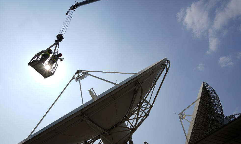 近日，航天科技中國(guó)衛(wèi)通工作人員頭頂烈日，對(duì)衛(wèi)星天線進(jìn)行安全檢測(cè)。宿東 攝