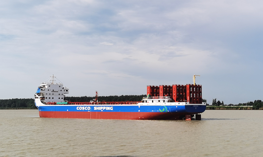 7月26日，中遠海運重工所屬揚州中遠海運重工承建中遠海運發展的首制純電池動力集裝箱船N997輪在江蘇揚州順利下水。該船是我國首艘自主設計研發建造、擁有自主知識產權的700TEU（國際標準箱單位）江海直達純電池動力集裝箱船，是中遠海運集團積極順應綠色、低碳、智能航運業發展新趨勢，推進航運綠色低碳發展，推動開展長江干線集裝箱運輸船舶電動化，助力長江水運綠色轉型，打造綠色零碳航運示范的重點項目。