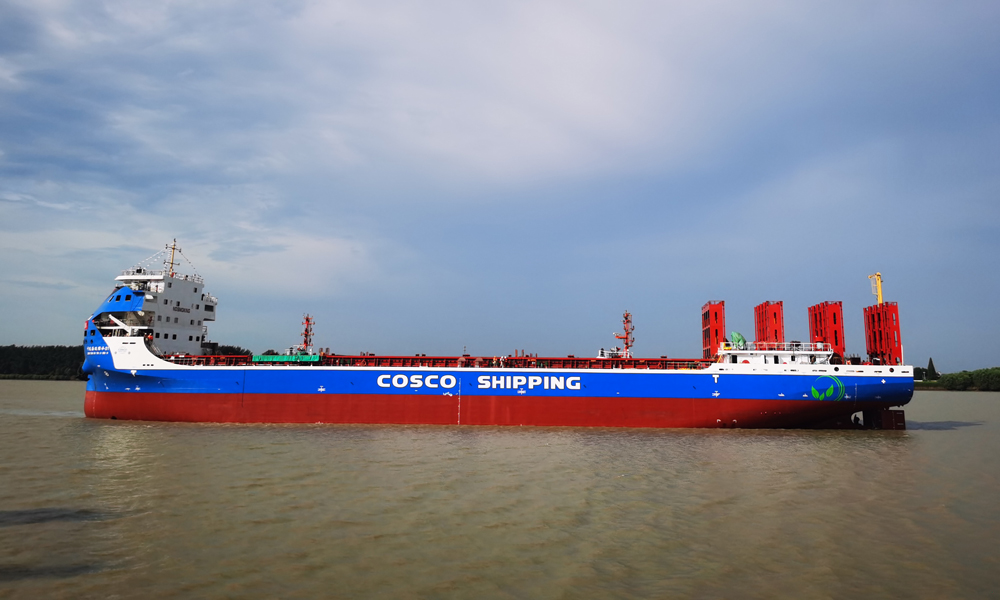 該系列船搭載的智能船舶系統由智能集成平臺、智能航行、智能機艙以及智能能效組成。同時結合船東實際需求做相應調整，將根據船舶抵港時間、水流、電池容量等規劃船舶不同航段航速；安裝態勢感知系統，對內河環境工況的航行、態勢判斷做出預警和警報；智能機艙重點監控箱式電源組及相關匹配裝置的運行狀態；智能能效關注箱式電源及整船的能效分析等。