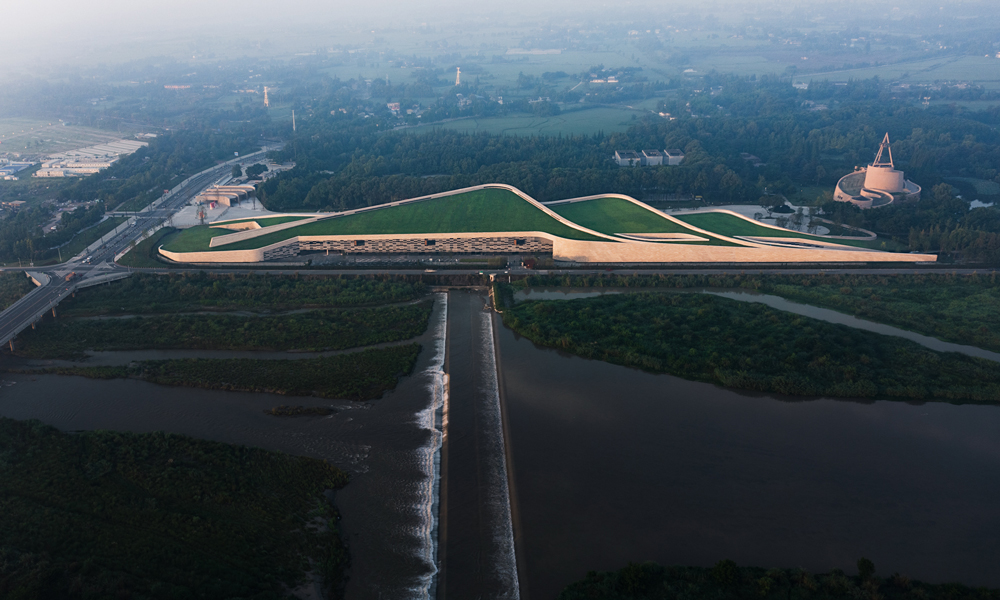 從中國國家博物館到中國國家版本館、從山東省博物館到湖北省博物館……再到三星堆博物館，中國建筑堅定文化自信，踐行使命擔當，以傳統文化滋養繁榮現代建筑設計創作，全力建好文化領域重大工程項目。未來，中國建筑將充分發揮全產業鏈優勢，以高質量建設助力文物和文化遺產保護，更好擔負起新的文化使命。