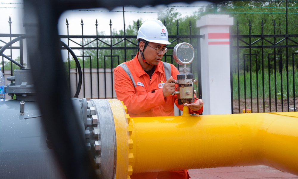 近日，北方管道公司駐冀單位立即啟動應(yīng)急預(yù)案，全面排查重點線路風(fēng)險隱患，安排搶險人員趕赴防汛救災(zāi)一線，對水勢嚴重地區(qū)進行打樁固定和沙袋填埋，鋪設(shè)臨時搶險通道，確保管道安全度汛。