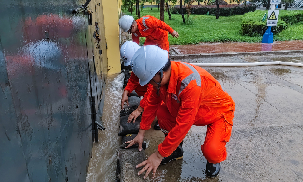 近日，東部原油儲運公司天津處加強穿越河段管線巡查，安排專人時刻關(guān)注水位上漲情況，針對部分站內(nèi)生產(chǎn)區(qū)域出現(xiàn)積水，迅速組織值守人員開展處置，保障輸油管道生產(chǎn)安全。