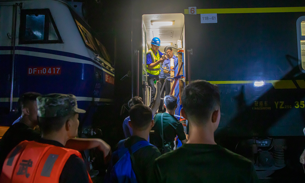 截至8月3日凌晨，Z180列車503名乘客全部解除困境，踏上前往北京豐臺的列車。圖為中國鐵建建設者搭建簡易梯架幫助乘客上車撤離。高會強 攝