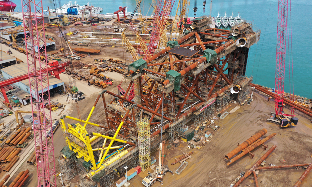 8月7日，從中國海油有限海南分公司工程建設(shè)中心傳來消息，我國海上首個(gè)超高溫高壓氣田開發(fā)工程項(xiàng)目——樂東10-1項(xiàng)目導(dǎo)管架結(jié)構(gòu)封頂，為項(xiàng)目按期投產(chǎn)奠定了堅(jiān)實(shí)基礎(chǔ)。圖為導(dǎo)管架合龍現(xiàn)場。