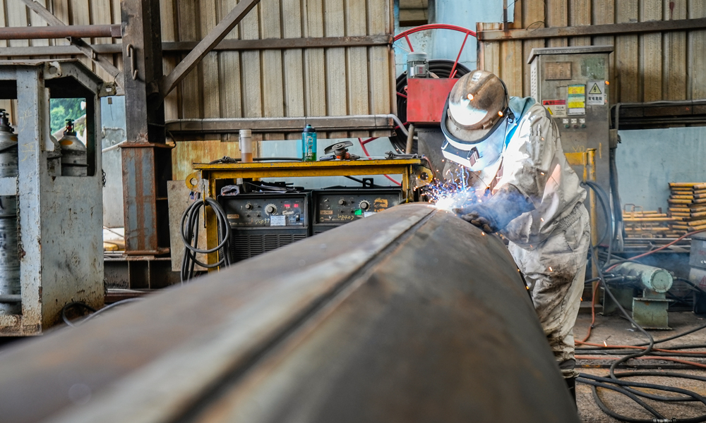 樂東10-1項(xiàng)目計(jì)劃新建一座無人井口平臺(tái)，其導(dǎo)管架為四腿八裙裝，重約3250噸，配套鋼樁約4050噸，用于支撐重量1900余噸的上部組塊。導(dǎo)管架采用臥式建造、拖拉裝船、吊裝下水、充水扶正的施工方案。圖為工作人員正在對(duì)縱焊縫進(jìn)行焊接作業(yè)。