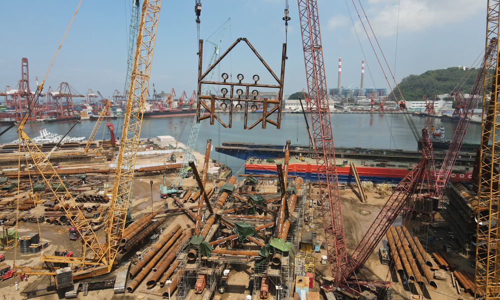 自導(dǎo)管架建造進(jìn)入總裝階段以來，面對(duì)材料到貨滯后、工期緊張、惡劣天氣等諸多困難，項(xiàng)目組持續(xù)優(yōu)化作業(yè)程序，合理調(diào)整吊裝計(jì)劃，強(qiáng)化質(zhì)量管控和吊裝安全，歷時(shí)65天高效完成27個(gè)分片的總裝，有力保障了導(dǎo)管架結(jié)構(gòu)順利封頂。圖為樂東10-1項(xiàng)目導(dǎo)管架井口片整體吊裝組對(duì)現(xiàn)場。