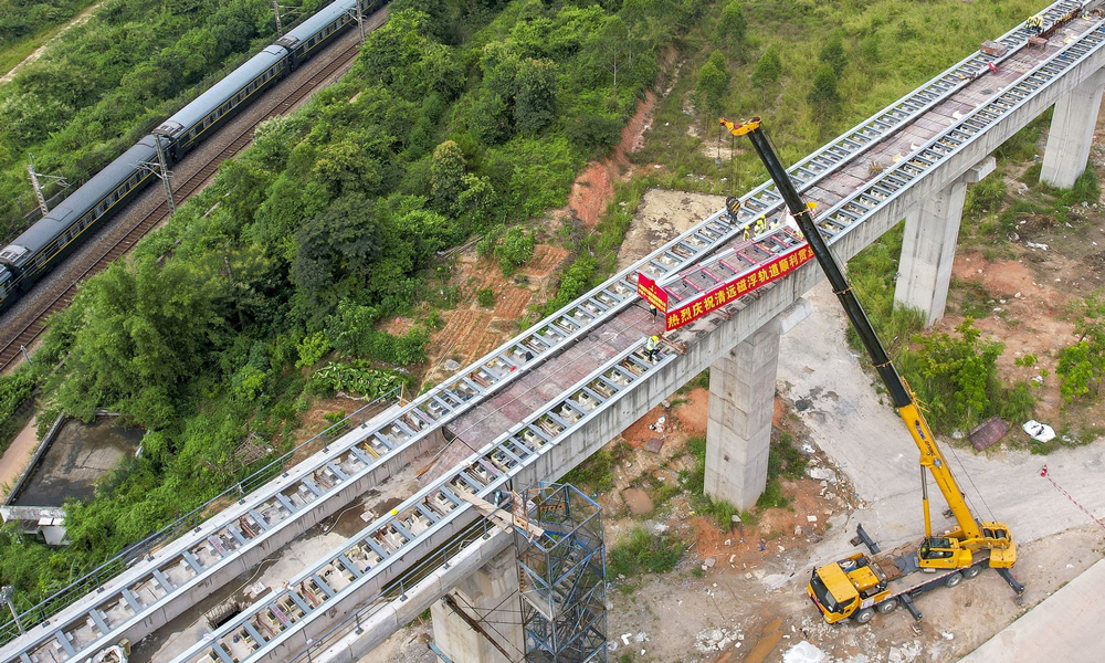 清遠磁浮旅游專線初期工程正線全長8.1公里，采用中低速磁浮列車，設計時速100公里。中鐵十一局承擔著全線的軌道鋪設任務。該線路以服務長隆主題公園旅游景區為主要功能，設磁浮銀盞站、蓮湖站、長隆站3座車站，預留長崗站，設銀盞停車場1處。項目建成后，可實現廣清城際銀盞站與長隆主題公園快速通達。圖為最后一榀磁浮軌排吊裝場景航拍。