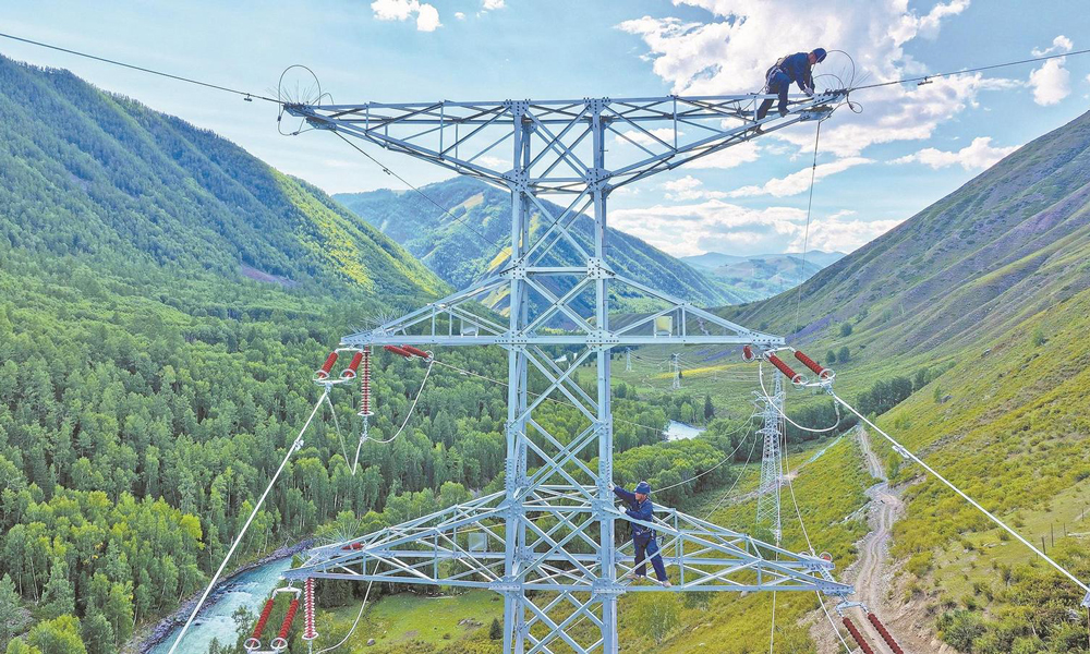 8月23日，國家電網新疆阿勒泰供電公司員工對即將投運的110千伏吉克普林輸電線路開展驗收。工程投運后，將為喀納斯禾木景區提供可靠的電力保障。