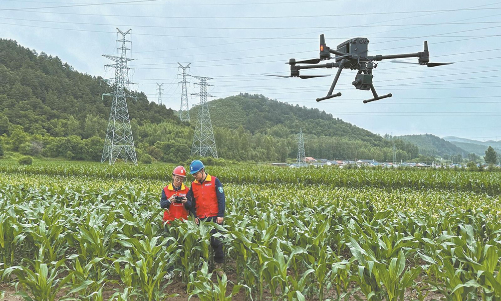 近日，國家電網吉林延邊供電公司輸電運檢中心員工使用無人機對220千伏明牽甲乙線開展輸電線路三維激光掃描建模工作，運用智能化手段保障迎峰度夏期間輸電線路安全穩定運行。