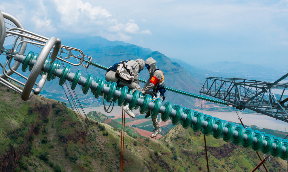 ±800千伏新東直流工程是落實國務(wù)院大氣污染防治行動計劃的12條重點輸電通道之一，也是目前建成的世界上海拔最高、地震設(shè)防烈度最高的特高壓直流輸電工程。