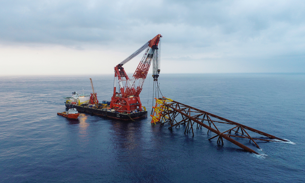 接到“超長樁”入海任務后，作業人員在學習中摸索，對經驗再做分析總結，自項目籌建之初，就提前做好項目風險預警，編制項目風險管控登記表，實時更新和維護動態。圖為導管架滑移下水。