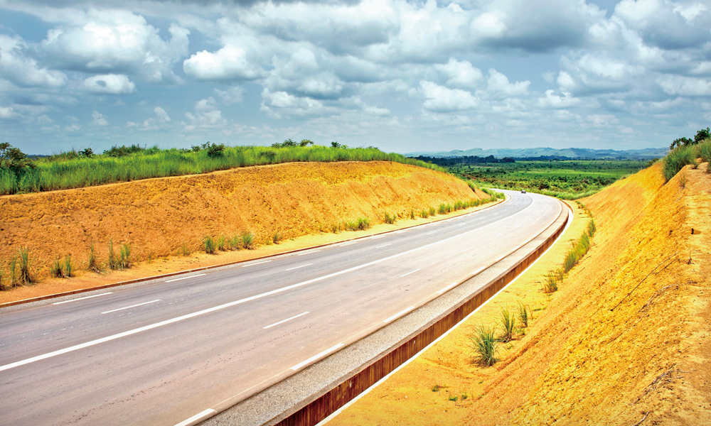 從阿爾及利亞南北高速公路、剛果（布）國家1號公路等大型基礎設施項目，到博茨瓦納馬哈拉佩水廠等“小而美”惠民工程……中國建筑堅定不移踐行“一帶一路”倡議，深入落實海外高質量發展戰略。圖中是剛果（布）國家1號公路，項目全長約535公里，是目前剛果（布）等級最高、通行體驗最好的公路，還是中剛建交50年來，中剛兩國之間最大合作項目，被譽為剛果（布）的“夢想之路”。