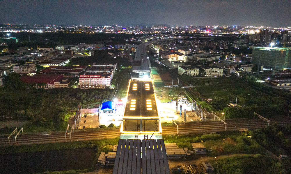 據悉，莞番高速公路全線建成通車后，將成為珠三角區域又一條重要的東西向大通道，結束珠江西岸地區和惠州市之間沒有直達高速公路的歷史，對于提高粵港澳大灣區的互聯互通水平、緩解沿線地區交通壓力具有重要意義。圖為轉體后的莞番高速上跨廣深鐵路主橋。