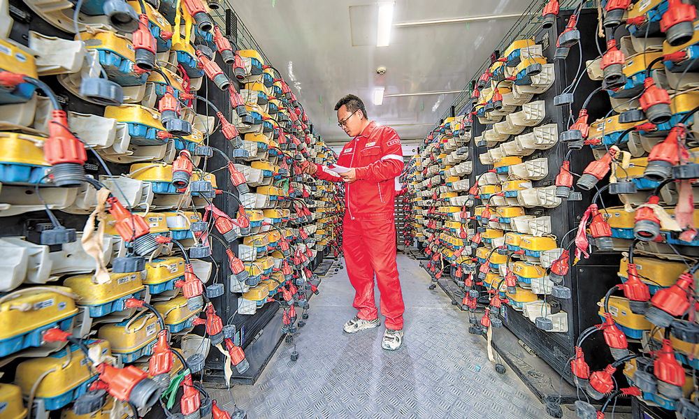 東方物探三維地震勘探項目技術負責人在eSeis充電柜監測無線節點設備狀態。呂殿杰 攝  