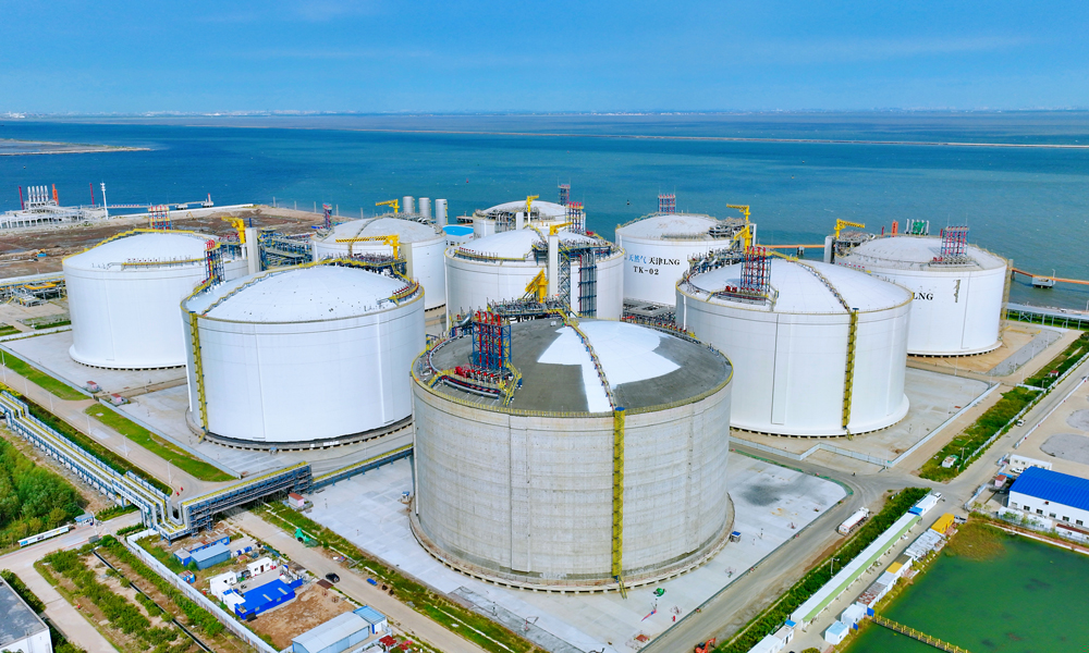 近日，中國石化天然氣分公司天津LNG接收站二期項目9號儲罐順利中交，標志著該站二期項目全面完工，預計將于今年供暖季前投入使用。屆時，該站總儲氣能力將達到10.8億立方米，在國內已投產的LNG接收站中居首位，為京津冀地區居民溫暖過冬提供保障。圖為項目現場。