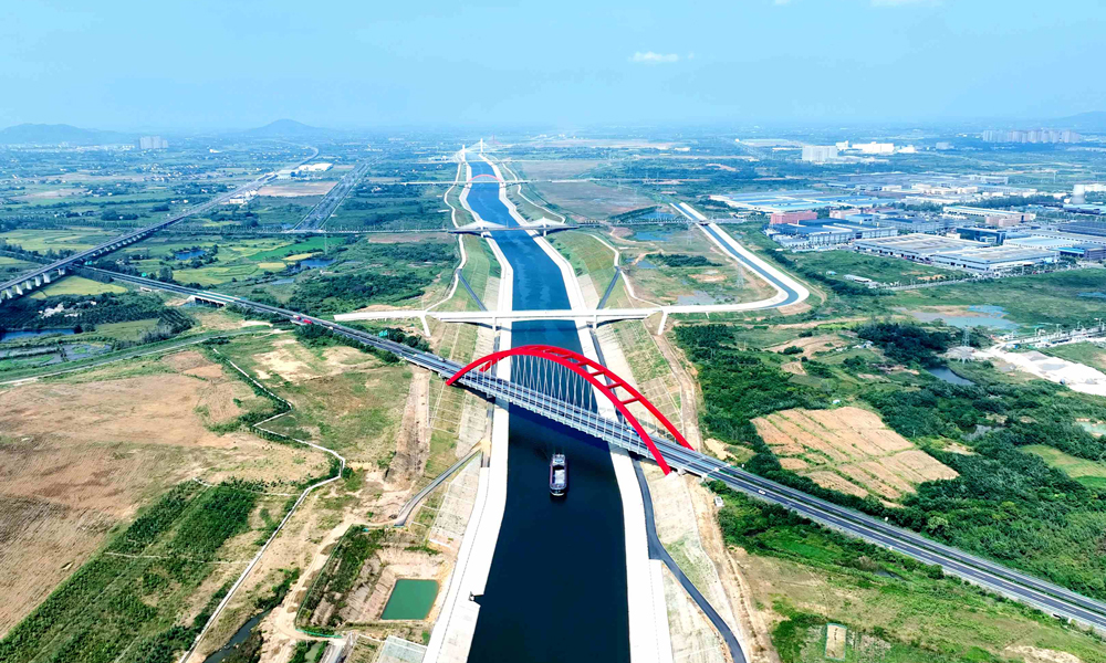 近日，隨著裝載680噸鋼材的“昌盛6288”號貨船由樅陽小港航道向北，緩緩駛過樅陽船閘，進入引江濟淮菜子湖線，中國中鐵旗下中鐵二局、中鐵十局承建的引江濟淮菜子湖線開啟試運行，標志著引江濟淮一期工程全線通航。