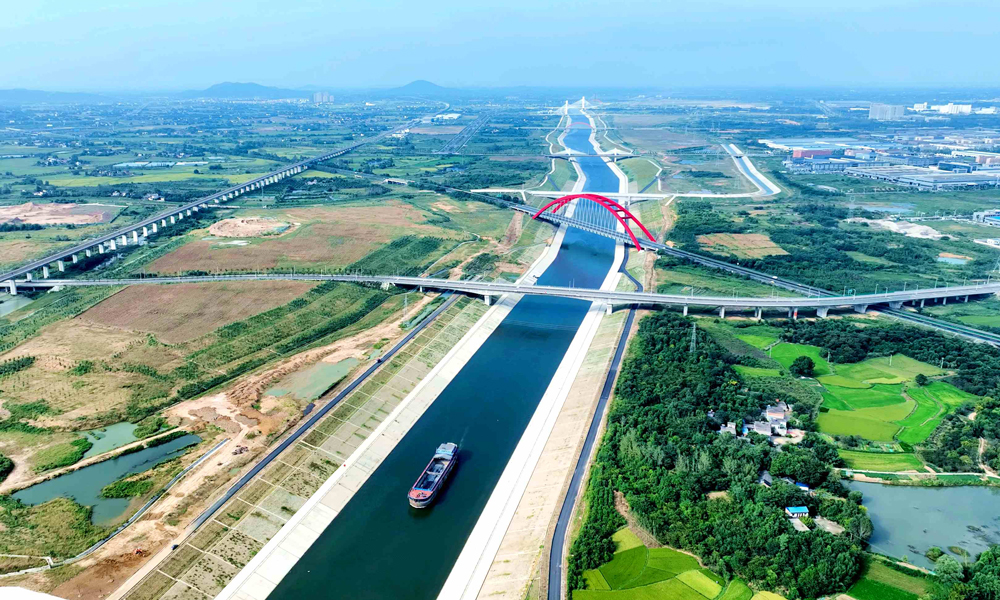 引江濟淮工程連通長江與淮河，是集供水、航運、生態效益于一體的大型跨流域調水工程，其一期航運工程建設范圍包括菜子湖線航道、兆河航道、江淮溝通段，開發航道里程總長354.9公里，其中兆河航道、江淮溝通段分別于2022年12月30日、2023年8月16日通航試運行。