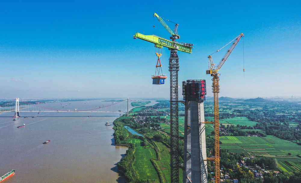 全球最大塔式起重機R20000-720在安徽巢馬鐵路馬鞍山長江公鐵大橋南主塔施工。