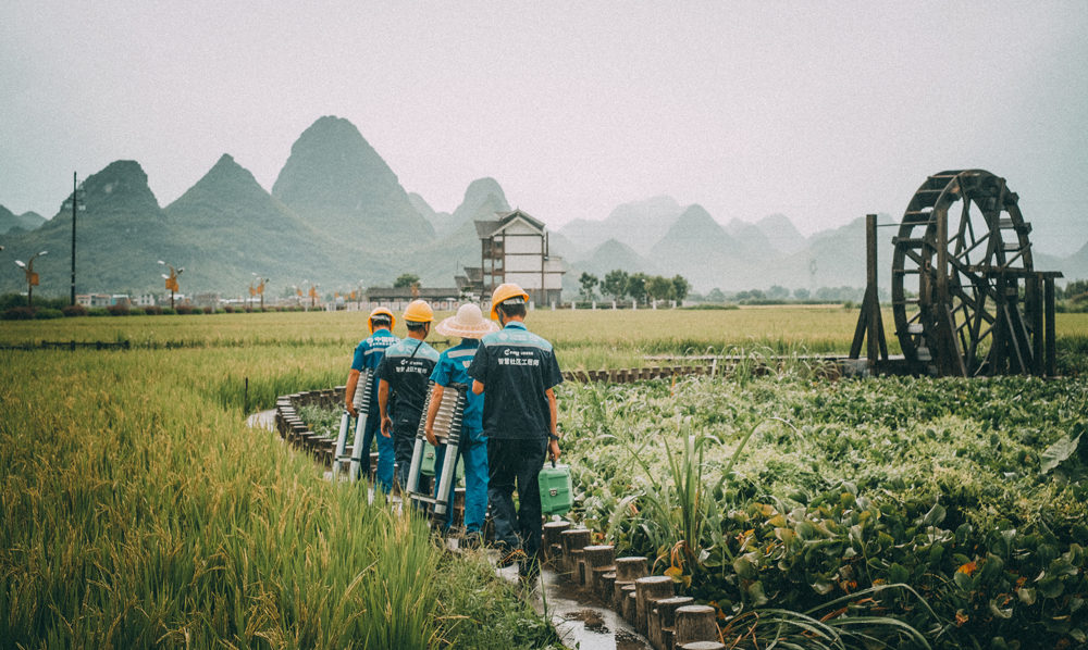 在廣西柳州柳城縣古砦仫佬族鄉水稻智慧種植能力提升示范區，中國移動廣西公司依托5G技術，推動“5G+數字鄉村”建設，為示范區提供標準化種植管理系統、作物生長模型、物聯網設備管理系統、水稻溯源管理系統、氣象蟲情災害監測系統、溫室大棚智慧育種系統、1000畝水稻智慧種植能力，為水稻種植裝上了一顆智慧“芯”，直觀展示水稻產業、鄉村生態等信息。