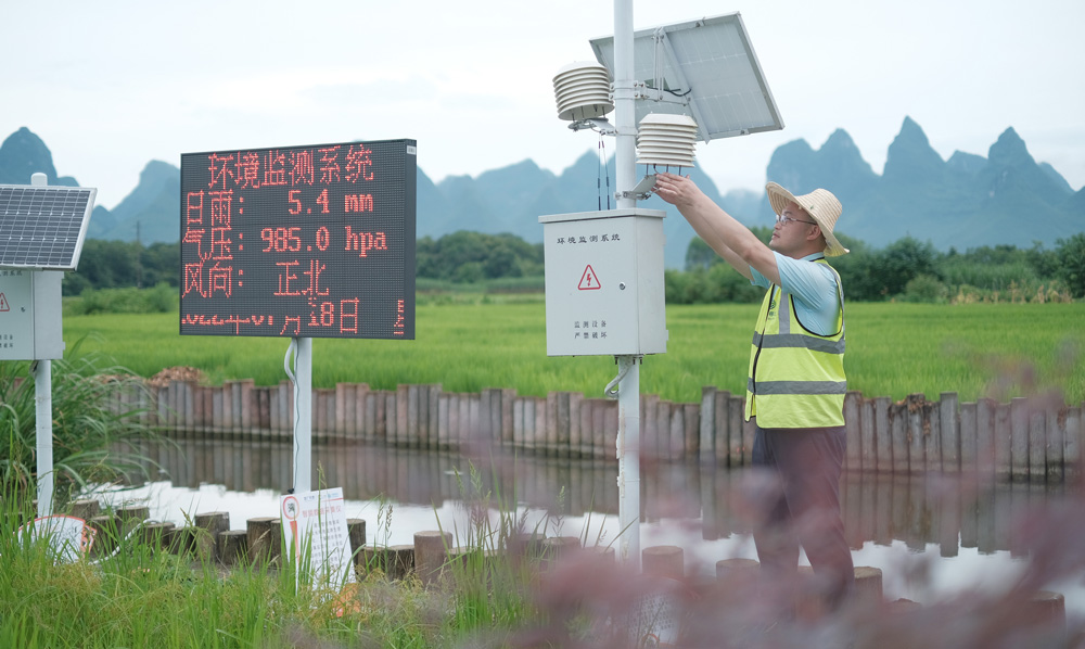 田間的各種物聯網設備還可監測溫度、風向、土壤墑情、稻田長勢、病蟲害等各類指標，并實時反饋到水稻智慧種植管理平臺上。整個生產過程中，中國移動技術人員根據指標情況及算法分析，制定生產計劃發送給農戶，農戶則根據平臺數據指導生產和收割。