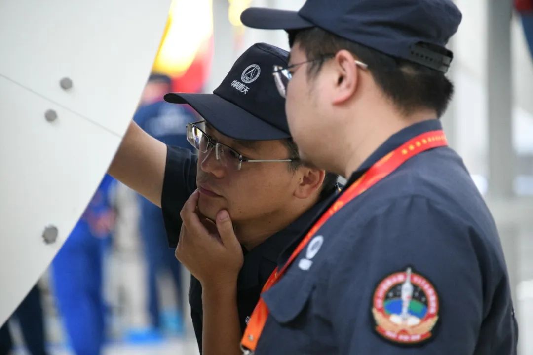 國慶長假期間，航天科技重大工程項目工作人員堅守在航天強國建設的第一線，奮力沖刺項目建設關鍵節點。圖為航天科技集團一院長征二號F火箭發射隊員堅守在酒泉衛星發射中心，全力做好火箭發射前的各項準備工作，完成好空間站應用與發展階段年度收官發射任務。