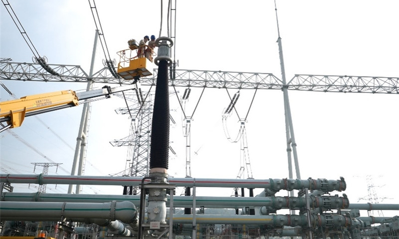 近日，國家電網扛牢電力保供首要責任，周密組織做好秋檢工作。國慶假期期間，國家電網對高鐵、機場、商業(yè)中心、景區(qū)等開展重點運維保障，累計派出人員6.1萬人、車輛1.4萬臺次、發(fā)電車269輛，巡檢線路10.9萬千米、配電室1.1萬間、變電站0.9萬座、換流站59座，確保電網設備運行平穩(wěn)。圖為國家電網福建超高壓公司工作人員在1000千伏特高壓榕城變電站開展檢修試驗。