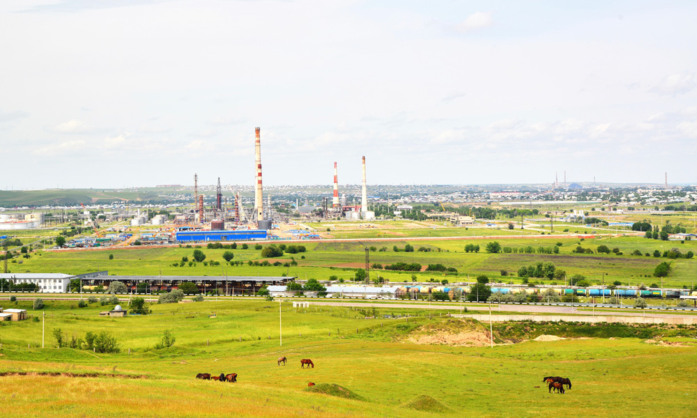 奇姆肯特煉油廠是中國石油與哈薩克斯坦國家石油天然氣公司的合作項目，也是“一帶一路”中哈能源合作的重點項目，為保障哈薩克斯坦成品油供應、改善生態環境、促進經濟社會發展發揮了重要作用。2022年，奇姆肯特煉廠完成首筆碳排放指標交易，中國石油成為哈國首家開展碳交易的企業。圖為奇姆肯特煉廠項目現場。
