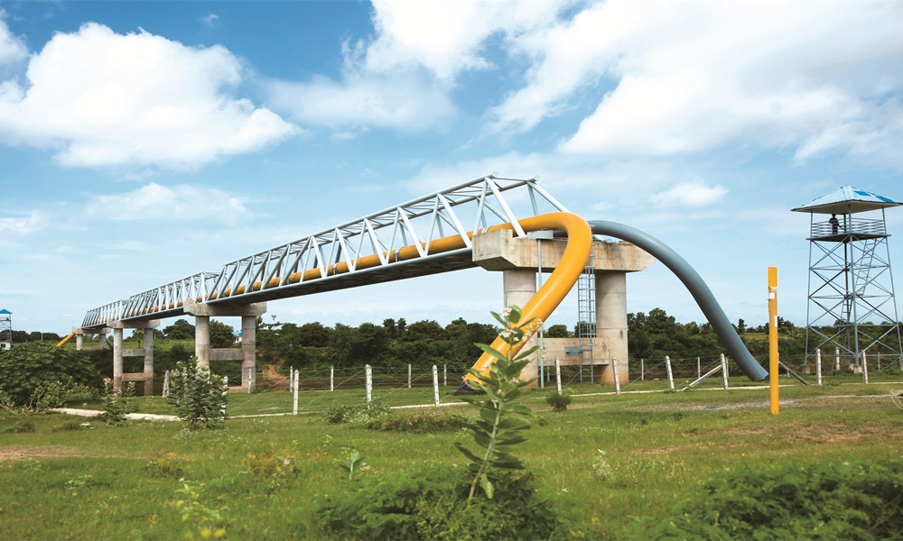 中國石油致力于在全球各項業務運營中減少對環境的影響。在建設和運營中緬油氣管道時，中國石油運用先進技術避免對當地森林植被的影響。在海溝穿越施工時，通過技術手段最大限度地保護了海洋生態和紅樹林。圖為中緬油氣管道項目采取高架橋方式，河流不受影響，地面得以修復，植被“毫發無損”。