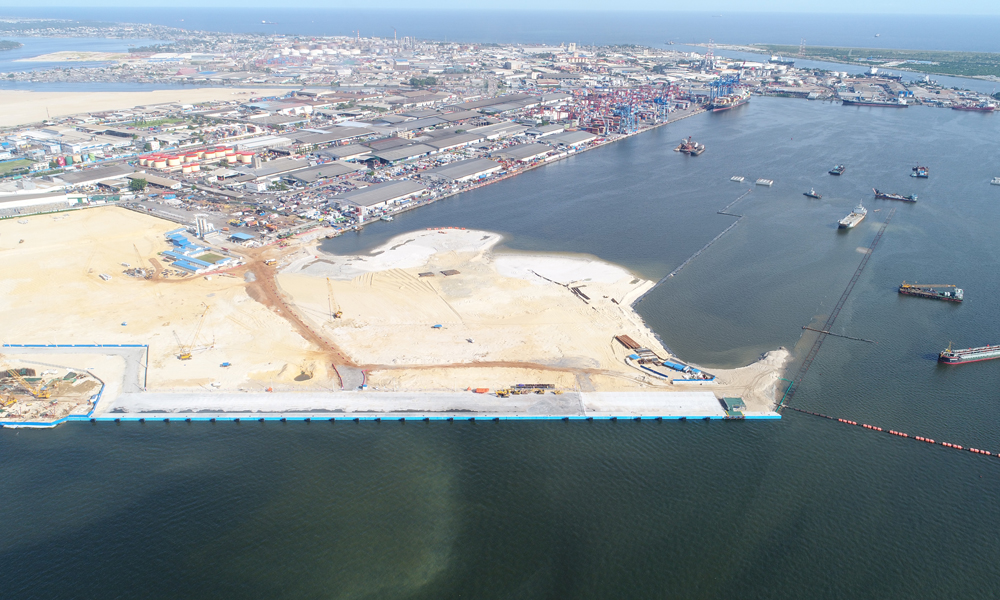 中交集團(tuán)承建的科特迪瓦阿比讓港第二集裝箱碼頭項(xiàng)目是中非在基礎(chǔ)設(shè)施領(lǐng)域合作的典型項(xiàng)目，共有3個(gè)15萬(wàn)噸級(jí)碼頭泊位，岸線全長(zhǎng)1312米。該項(xiàng)目是科特迪瓦建設(shè)規(guī)模最大、機(jī)械設(shè)備最先進(jìn)的集裝箱碼頭。項(xiàng)目全面運(yùn)營(yíng)后，將使阿比讓港年吞吐量從120萬(wàn)提升至250萬(wàn)標(biāo)準(zhǔn)集裝箱，極大促進(jìn)科特迪瓦乃至西非地區(qū)的經(jīng)濟(jì)社會(huì)發(fā)展。