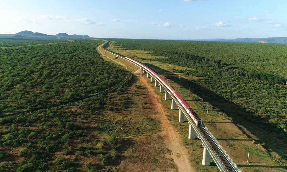 中交集團(tuán)建設(shè)的肯尼亞內(nèi)馬鐵路是蒙內(nèi)鐵路向肯尼亞西北部的延長(zhǎng)線，起于首都內(nèi)羅畢，終至西部邊境城鎮(zhèn)馬拉巴，正線全長(zhǎng)487.5公里。內(nèi)羅畢至奈瓦沙段一期項(xiàng)目全長(zhǎng)120公里，為客貨共線鐵路，客運(yùn)列車(chē)設(shè)計(jì)時(shí)速120公里，貨運(yùn)列車(chē)設(shè)計(jì)時(shí)速80公里。一期項(xiàng)目于 2018年1月12日開(kāi)工，2019年10月16日開(kāi)通客運(yùn)。內(nèi)馬鐵路一期項(xiàng)目的建成運(yùn)營(yíng)進(jìn)一步完善了東非鐵路網(wǎng)，推進(jìn)了區(qū)域互聯(lián)互通和一體化建設(shè)，對(duì)促進(jìn)肯尼亞和東非經(jīng)濟(jì)社會(huì)發(fā)展具有重要意義。